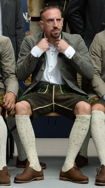 Frank Ribery in costume tradizionale bavarese sul set di uno spot pubblicitario di una birra (Afp)